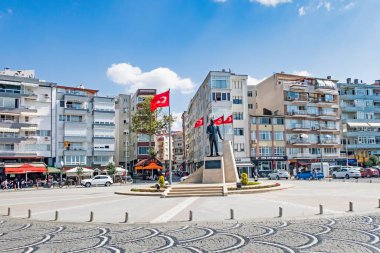 Silivri, İstanbul ilinin Marmara Denizi kıyısında, Silivri ilçesine bağlı bir ilçedir. Yaz mevsiminde Silivri 'den manzara ve şehir manzarası.