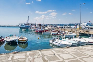Silivri, İstanbul ilinin Marmara Denizi kıyısında, Silivri ilçesine bağlı bir ilçedir. Yaz mevsiminde Silivri 'den manzara ve şehir manzarası.