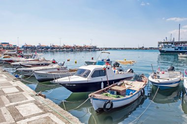 Silivri, İstanbul ilinin Marmara Denizi kıyısında, Silivri ilçesine bağlı bir ilçedir. Yaz mevsiminde Silivri 'den manzara ve şehir manzarası.