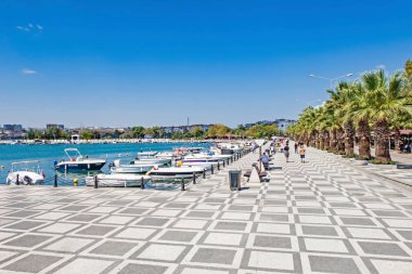 Silivri, İstanbul ilinin Marmara Denizi kıyısında, Silivri ilçesine bağlı bir ilçedir. Yaz mevsiminde Silivri 'den manzara ve şehir manzarası.