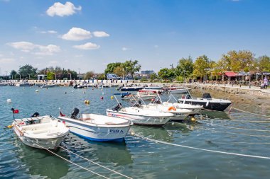 Silivri, İstanbul ilinin Marmara Denizi kıyısında, Silivri ilçesine bağlı bir ilçedir. Yaz mevsiminde Silivri 'den manzara ve şehir manzarası.