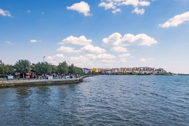 Silivri, İstanbul ilinin Marmara Denizi kıyısında, Silivri ilçesine bağlı bir ilçedir. Yaz mevsiminde Silivri 'den manzara ve şehir manzarası.