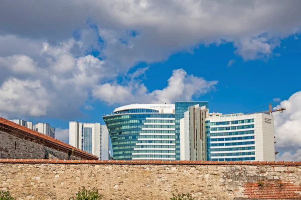 アタコイ イスタンブール トルコ 2020年8月30日都市景観と近代的な建物 マルマラ海沿岸のバルータン公共庭園からのホテルの景色 — ストック写真