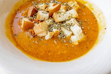 Çıtır ekmekle sıcak çorba içmeye hazırım.