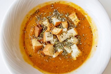 Çıtır ekmekle sıcak çorba içmeye hazırım.