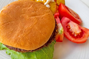 Hamburger yemeye hazır ol.