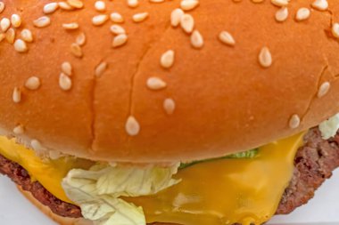 Hamburger yemeye hazır ol.