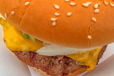 Hamburger yemeye hazır ol.