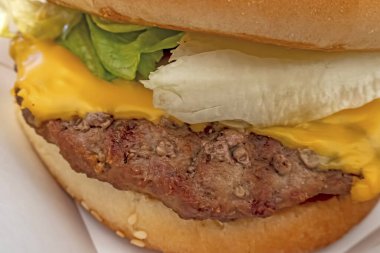 Hamburger yemeye hazır ol.