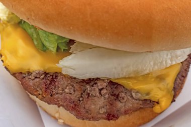 Hamburger yemeye hazır ol.