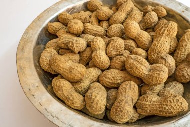 Kabuklu fıstıkları metal kaseye koy.