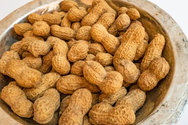 Kabuklu fıstıkları metal kaseye koy.