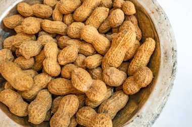 Kabuklu fıstıkları metal kaseye koy.