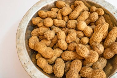 Kabuklu fıstıkları metal kaseye koy.