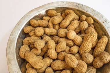 Kabuklu fıstıkları metal kaseye koy.