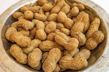 Kabuklu fıstıkları metal kaseye koy.