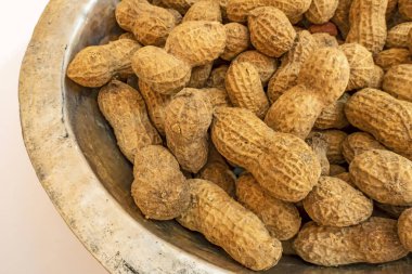 Kabuklu fıstıkları metal kaseye koy.