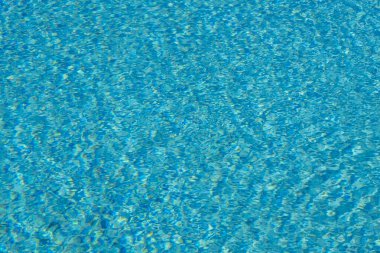 Yaz sıcağında yüzmek için yüzme havuzu