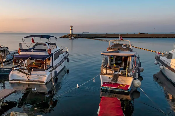 Kumkapi, İstanbul, 24 Ağustos 2020 yaz mevsiminde İstanbul 'un Kumkapi ilçesinden manzara ve deniz manzarası..