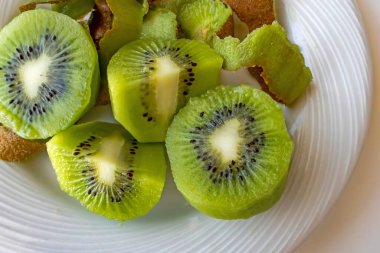 Tabaktaki dilimlenmiş kivi meyvelerini kapat.