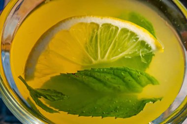 Limon dilimli soğuk limonata ve nane yaprağı.