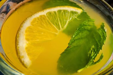 Limon dilimli soğuk limonata ve nane yaprağı.