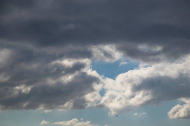  Mavi gökyüzündeki bulutlar