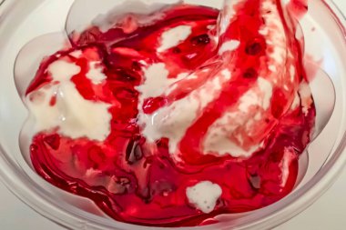 Çilekli vanilyalı dondurma yemeye hazır mısın?