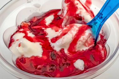 Çilekli vanilyalı dondurma yemeye hazır mısın?