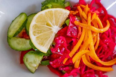 Sebzeli salata yemeye hazır olun.