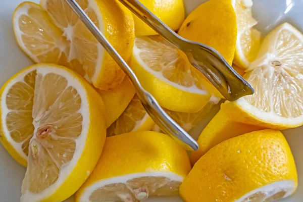 Закрыть Ломтики Лимона Тарелке — стоковое фото
