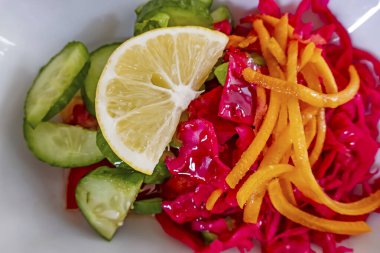 Sebzeli salata yemeye hazır olun.