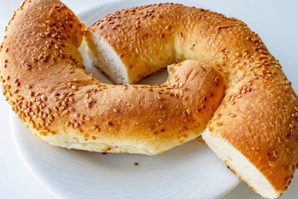 Klaar Bagels Met Sesamzaad Eten — Stockfoto