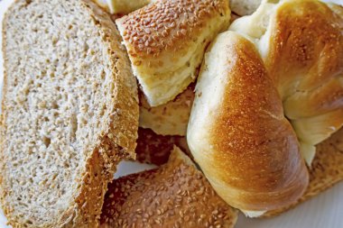  Ekmek ve simit yemeye hazır.