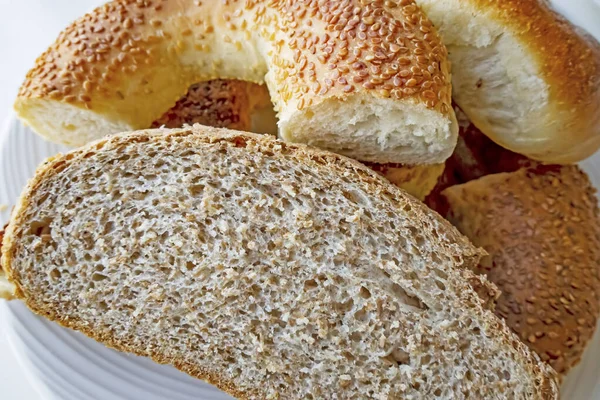  Ekmek ve simit yemeye hazır.