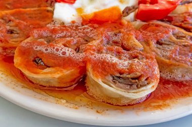 Soslu ve yoğurtlu kebap yemeye hazırım.