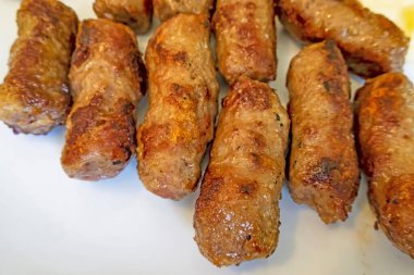 Köfteyi tabakta yemeye hazır ol.