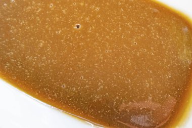 Tahini yemeye hazır beyaz bir tabakta