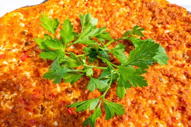 Yakın çekim Türk yemeği yemeye hazır lahmacun.