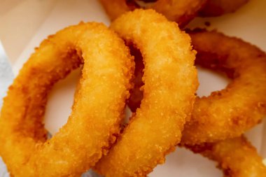 Kızarmış soğan halkalarını yemeye hazır.