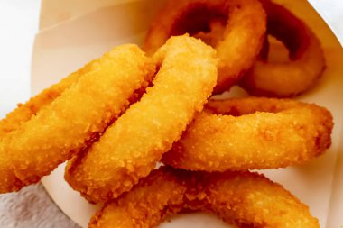 Kızarmış soğan halkalarını yemeye hazır.