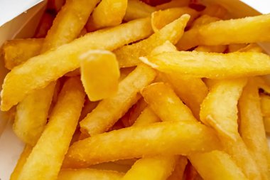 Beyaz tabakta patates kızartması yemeye hazır.