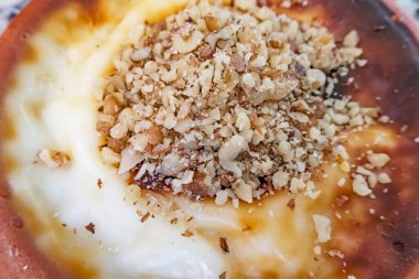 Yakın çekim Türk tatlısını yemeye hazır.