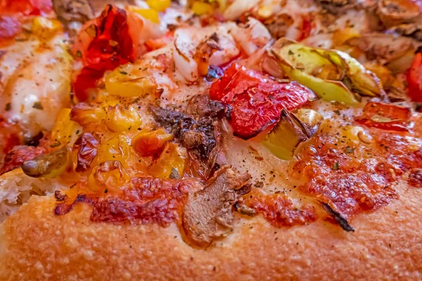 Zbliżyć Gotowy Jedzenia Pizzy Talerzu — Zdjęcie stockowe