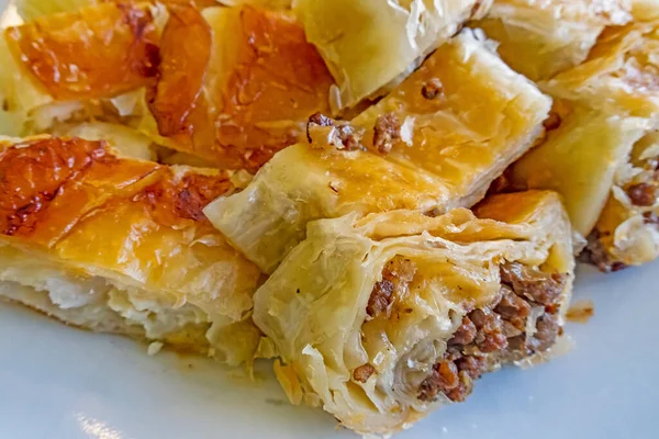 Geleneksel Türk kahvaltısı yemeye hazır mısın Borek?