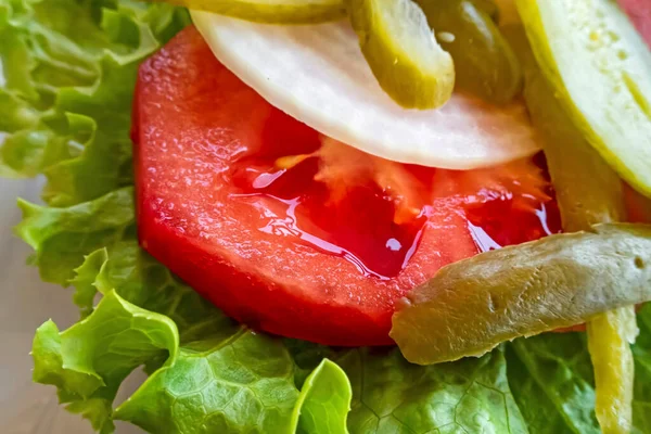 Rodajas Tomate Pepino Vinagre Cebolla Lechuga —  Fotos de Stock