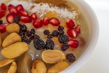 Geleneksel Türk tatlısını yemeye hazırım.