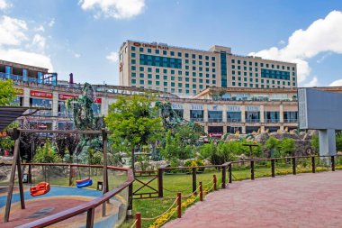 Kurkoy, İstanbul, Türkiye-Ağustos 3.2020. İstanbul 'daki eğlence ve alışveriş merkezi Viaport' tan yaz mevsiminde genel manzara.