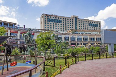 Kurkoy, İstanbul, Türkiye-Ağustos 3.2020. İstanbul 'daki eğlence ve alışveriş merkezi Viaport' tan yaz mevsiminde genel manzara.