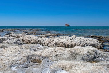 alacati, cesme, izmir, 14,2020 hindi-ağustos. Alacati 'deki açık ve mavi rengiyle Ege Denizi' nden görüş..